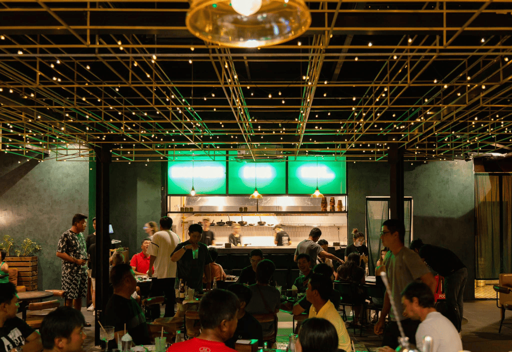 A cozy space with youthful design creates a friendly and relaxed vibe for diners (Source: Missteak)